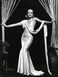 1930. Greta Garbo. Cetim de seda branco.