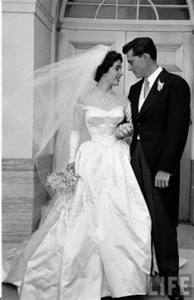 1950 - Liz Taylor em cetim de seda branco.