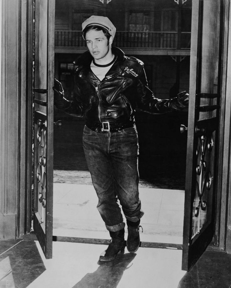 O cinema e a sua capacidade de influenciar a moda. Marlon Brandon em "The Wild One", de 1953, usa jeans levi's 501.