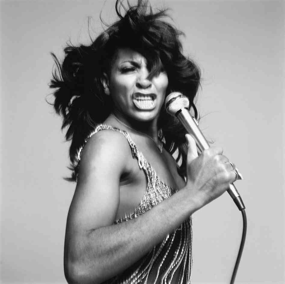 Tina Turner, vocalista tornou-se cantora e por sua força e determinação é exemplo de vida.